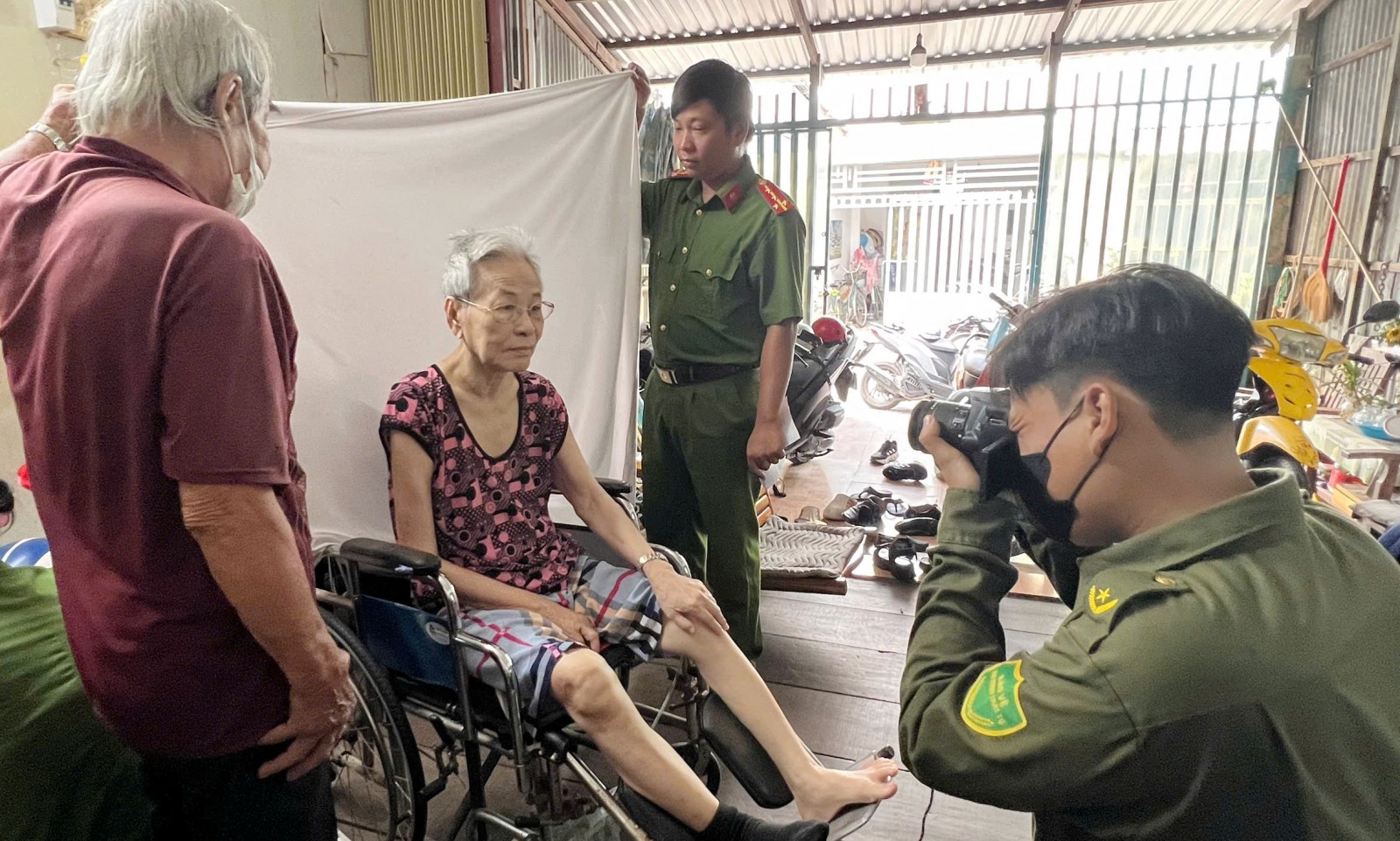 Thực hiện làm căn cước công dân cho bà Lê Thị Thanh (sinh năm 1950, ngụ khóm Tây Khánh 2)