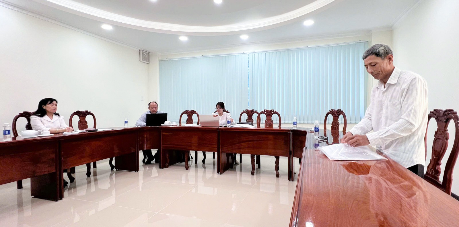 Ông Phan Công Minh đến trình bày vụ việc khiếu nại với Hội đồng nhân dân tỉnh