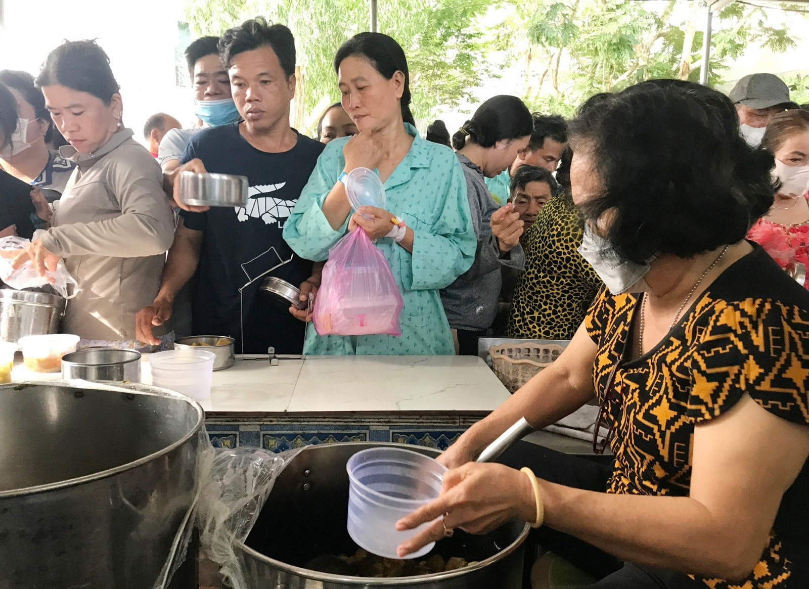 Chăm lo bữa ăn cho bệnh nhân nghèo