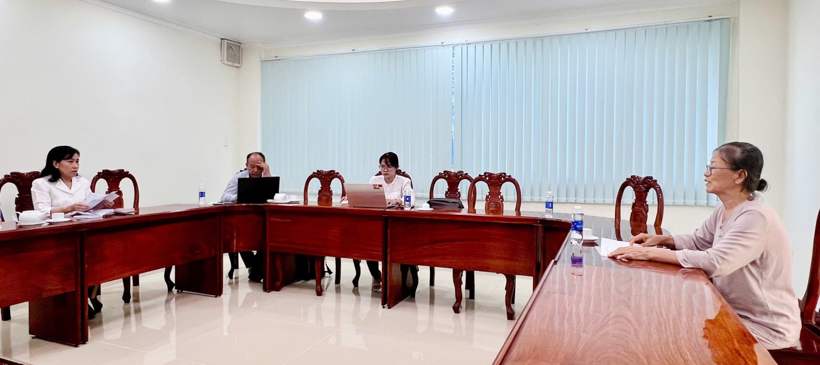 Tỉnh ủy viên, Phó Chủ tịch Hội đồng nhân dân tỉnh Đinh Thị Việt Huỳnh trao đổi với bà Trịnh Kim Trúc