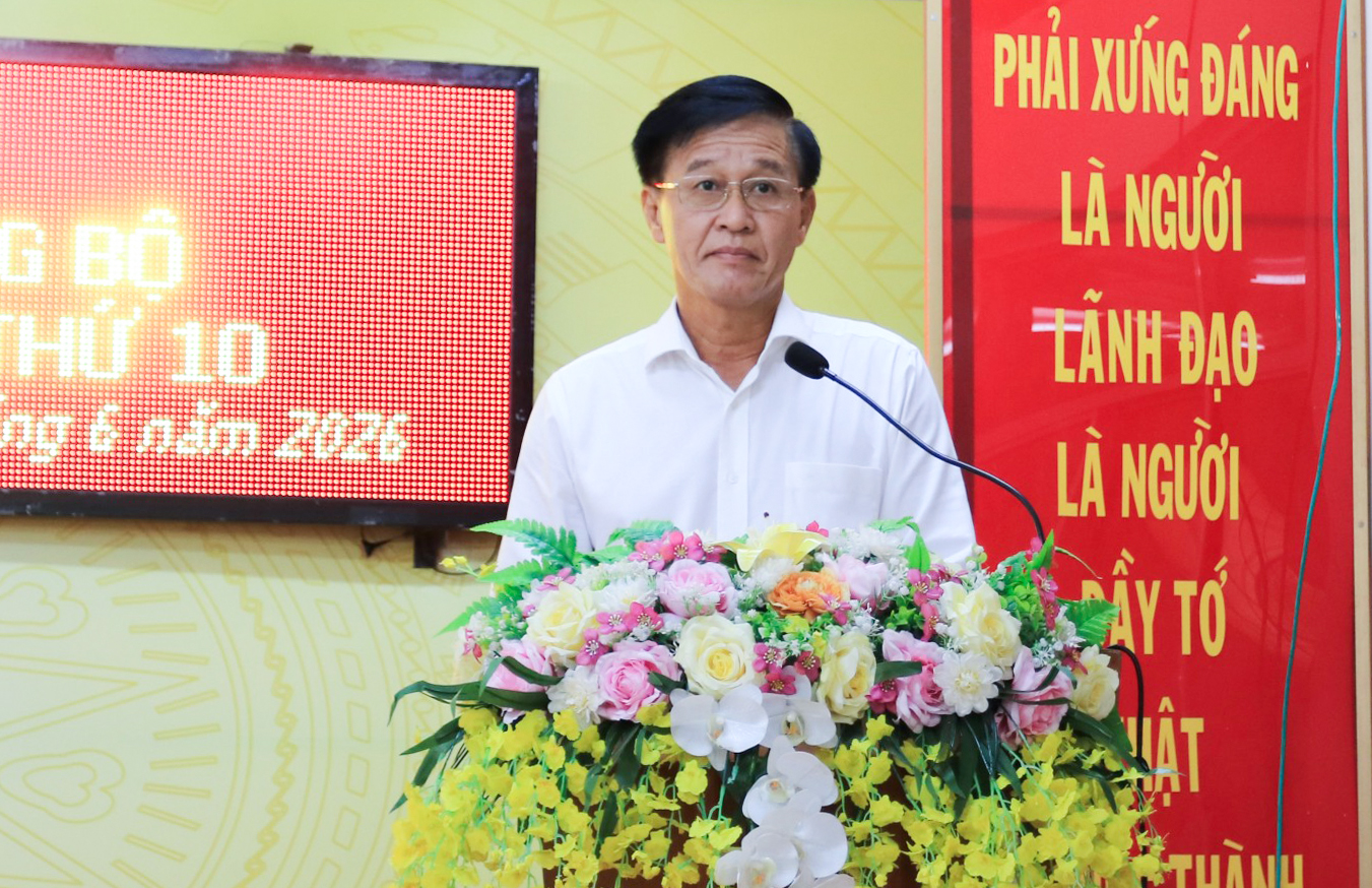 Tỉnh ủy viên, Bí thư Đảng ủy, Chủ tịch HĐND phường Mỹ Thới Trần Minh Nhựt phát biểu kết luận hội nghị