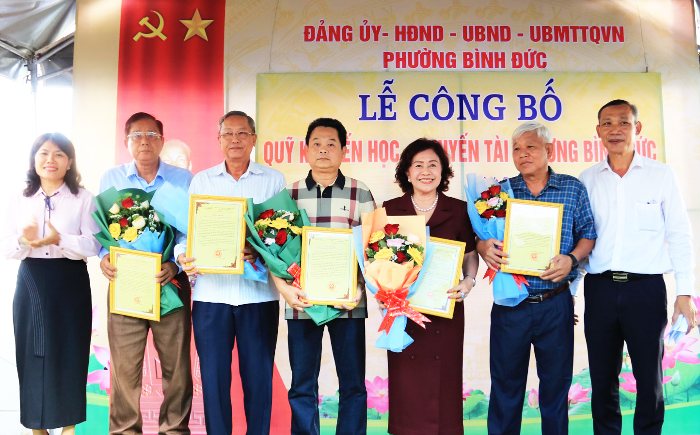 Bí thư Đảng ủy phường Trần Thị Ngọc Diễm và Chủ tịch UBND phường Bình Đức Võ Văn Hòa tặng hoa tri ân các doanh nghiệp, tổ chức, cá nhân và mạnh thường quân
