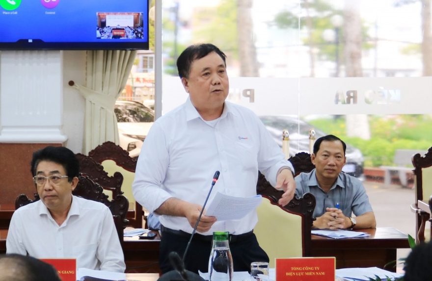 Đại diện Tổng Công ty điện lực Miền Nam trình bày trả lời càc nội dung khiếu nại 