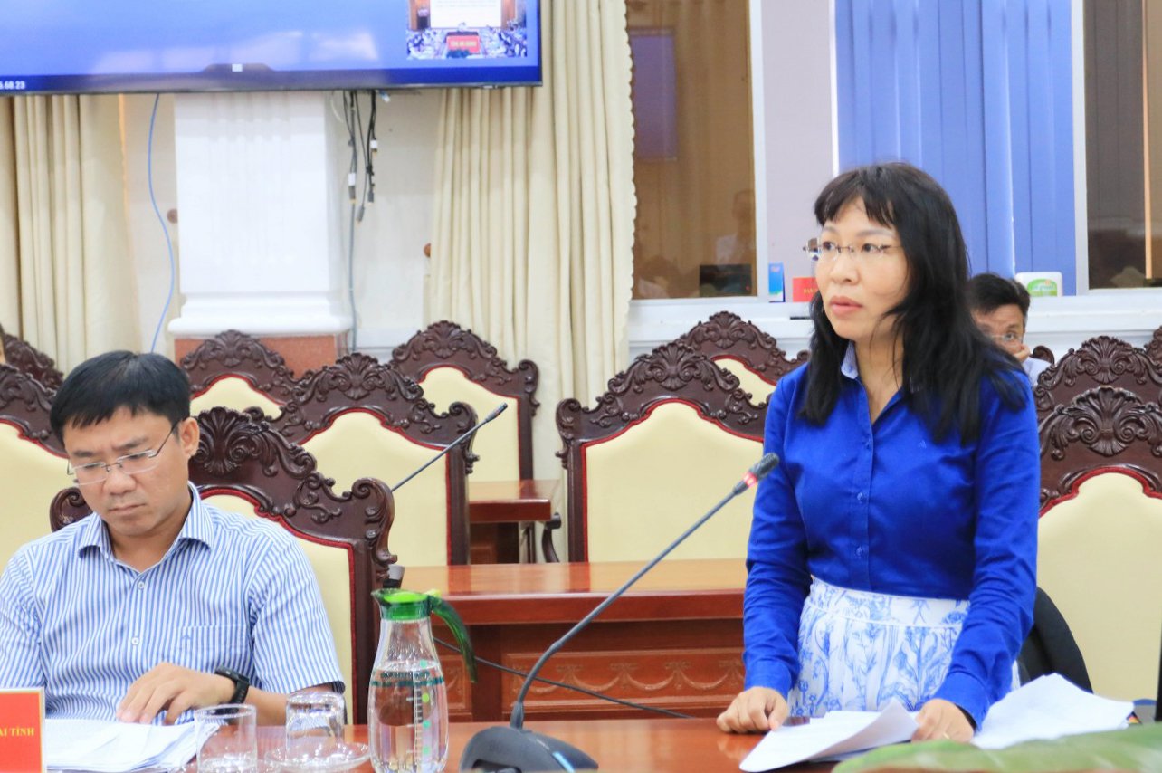 Bà Nguyễn Thị Diễm Trang một trong 4 hộ dân phát biểu       