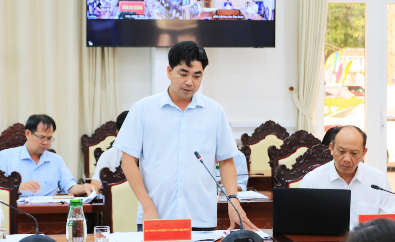 Đạin diện Sở Nông nghiệp và Môi trường trình bày báo cáo