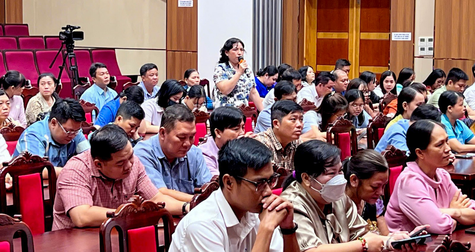 Đại biểu đóng góp ý kiến