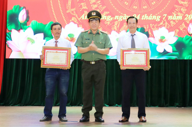 Thiếu tướng Nguyễn Văn Hận, Giám đốc Công an tỉnh trao Bằng khen Bộ trưởng Bộ Công an cho các cá nhân 
