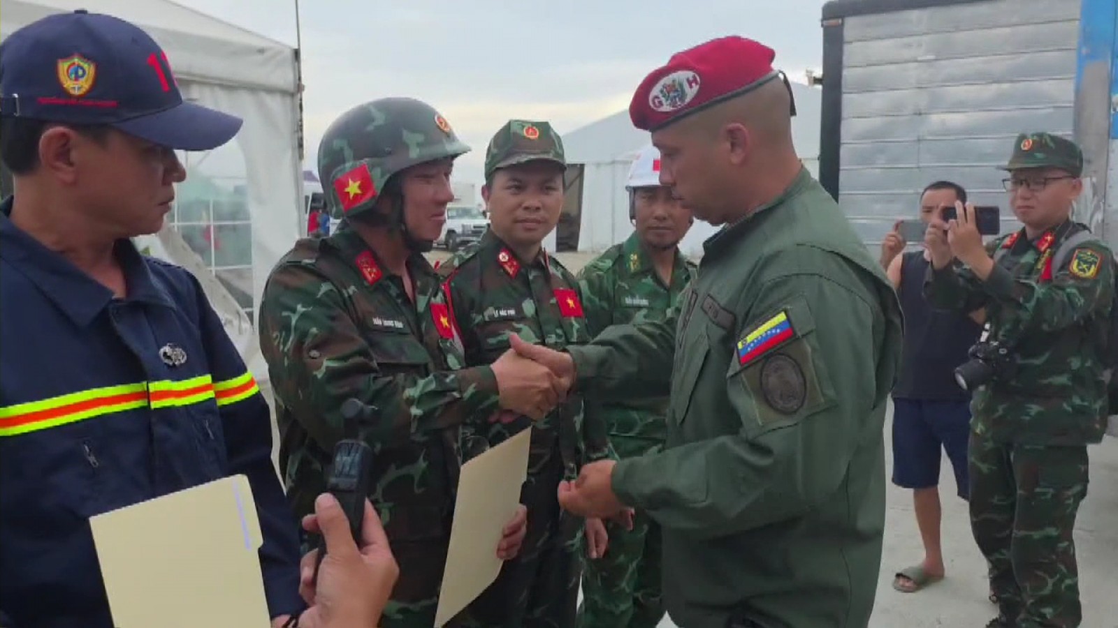 Lực lượng cứu hộ Việt Nam nỗ lực tìm kiếm nạn nhân dưới đống đổ nát. (Ảnh: TTXVN phát)