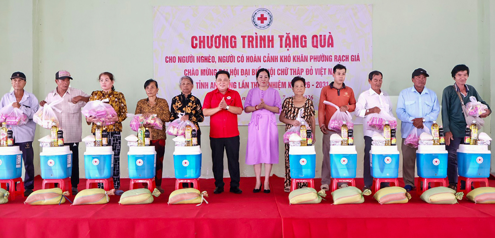Hội Chữ thập đỏ tỉnh An Giang tặng 100 suất quà cho người dân phường Rạch Giá