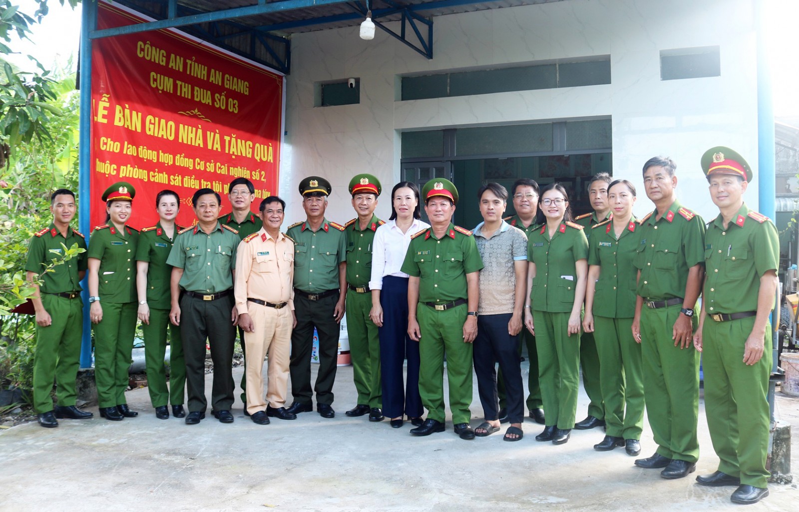 Cụm Thi đua số 3 Công an tỉnh An Giang bàn giao nhà cho nhân viên lao động hợp đồng