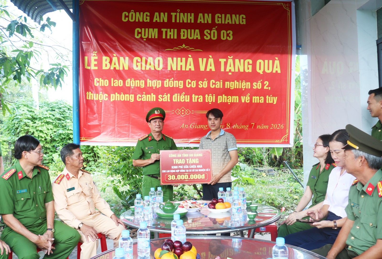 Cụm Thi đua số 3 Công an tỉnh An Giang bàn giao nhà cho nhân viên lao động hợp đồng