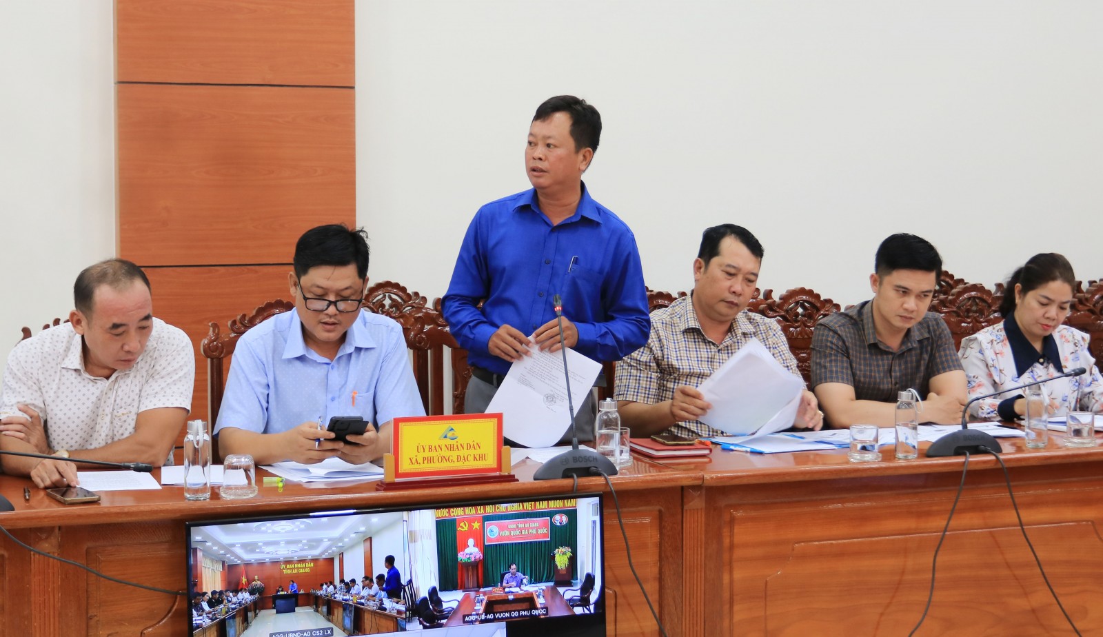 Đại diện lãnh đạo xã Mỹ Hòa Hưng báo cáo quá trình thực hiện giải ngân