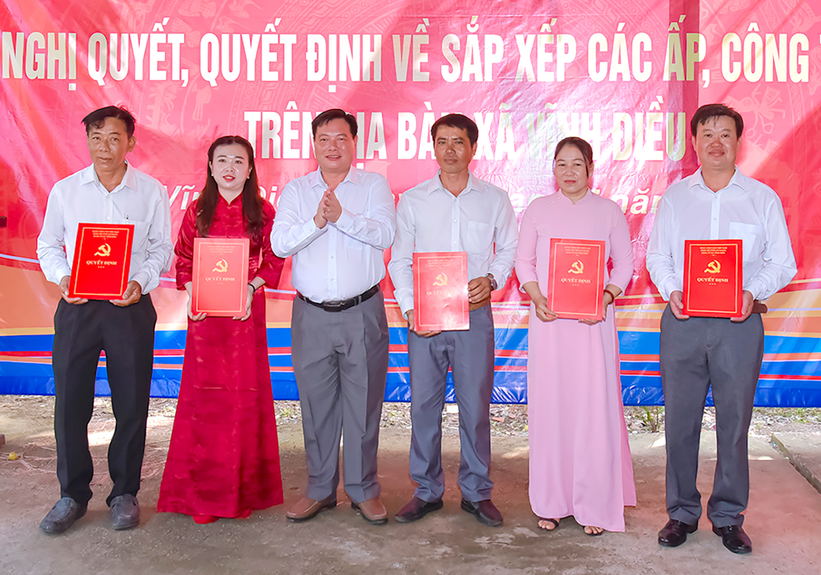 Xã Vĩnh Điều công bố các nghị quyết, quyết định về sắp xếp ấp