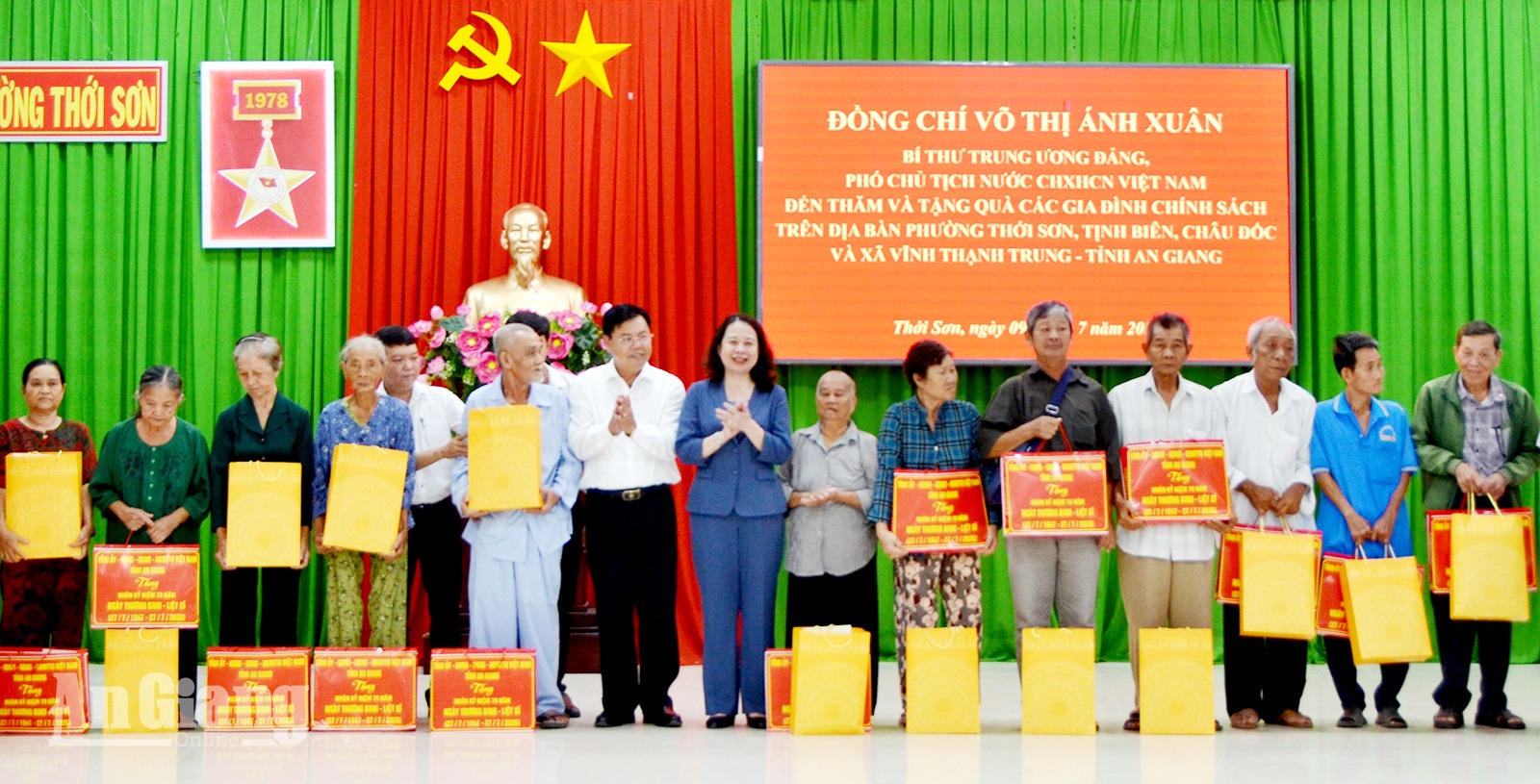Phó Chủ tịch nước Võ Thị Ánh Xuân thăm, tặng quà Mẹ Việt Nam Anh hùng và gia đình chính sách tại An Giang