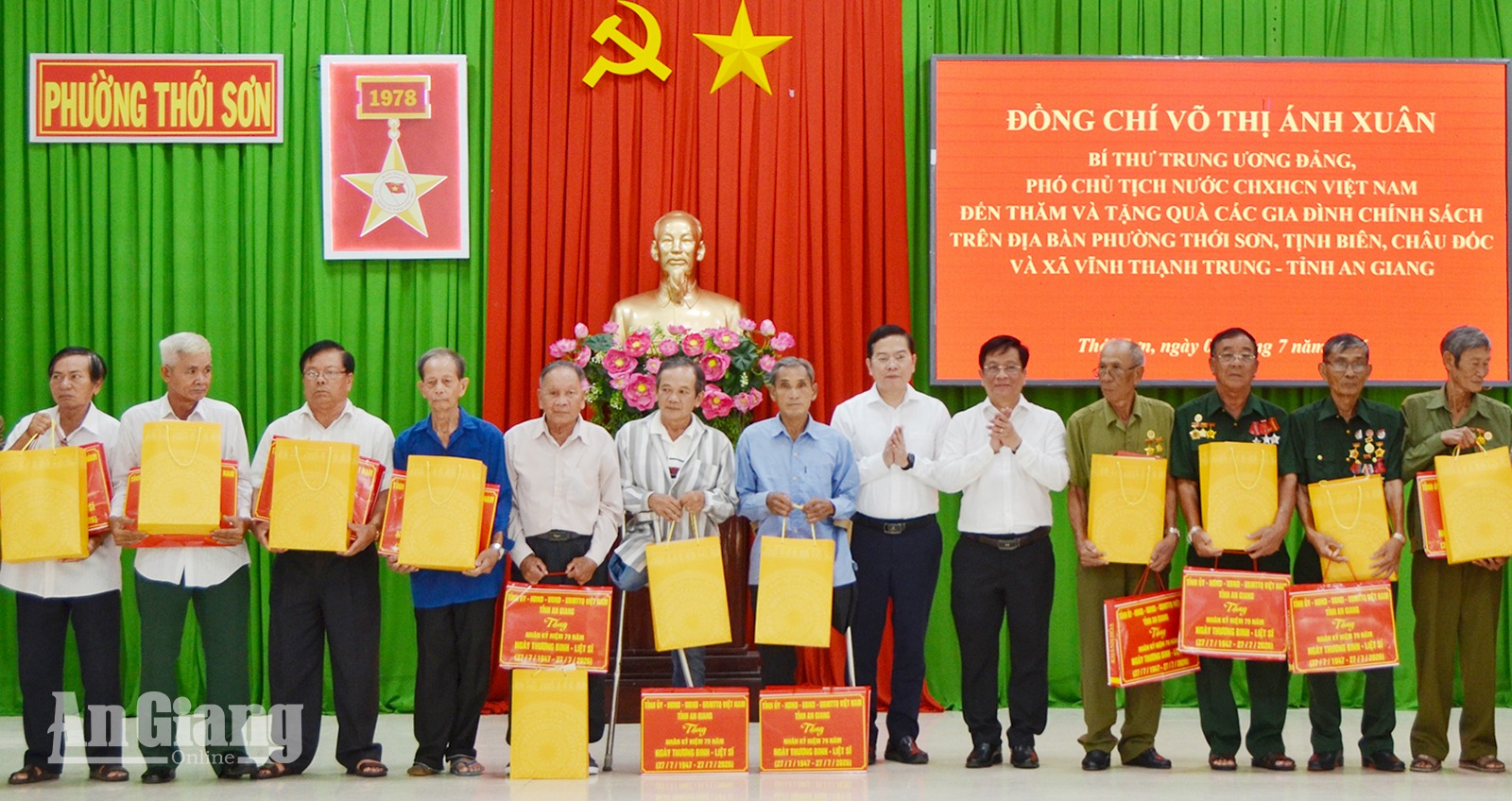Phó Chủ tịch nước Võ Thị Ánh Xuân thăm, tặng quà Mẹ Việt Nam Anh hùng và gia đình chính sách tại An Giang