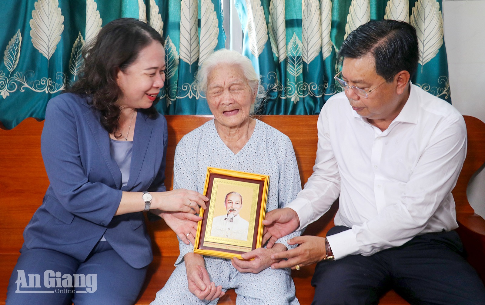 Phó Chủ tịch nước Võ Thị Ánh Xuân thăm, tặng quà Mẹ Việt Nam Anh hùng và gia đình chính sách tại An Giang
