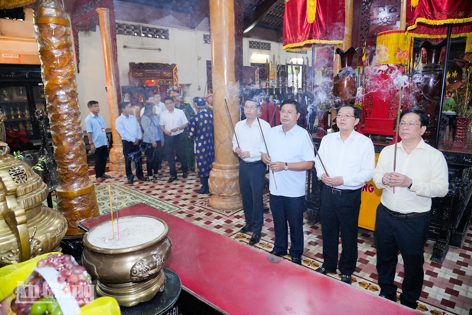 Phó Thủ tướng Hồ Quốc Dũng dâng hương tri ân Anh hùng dân tộc Nguyễn Trung Trực và các anh hùng liệt sĩ tại An Giang