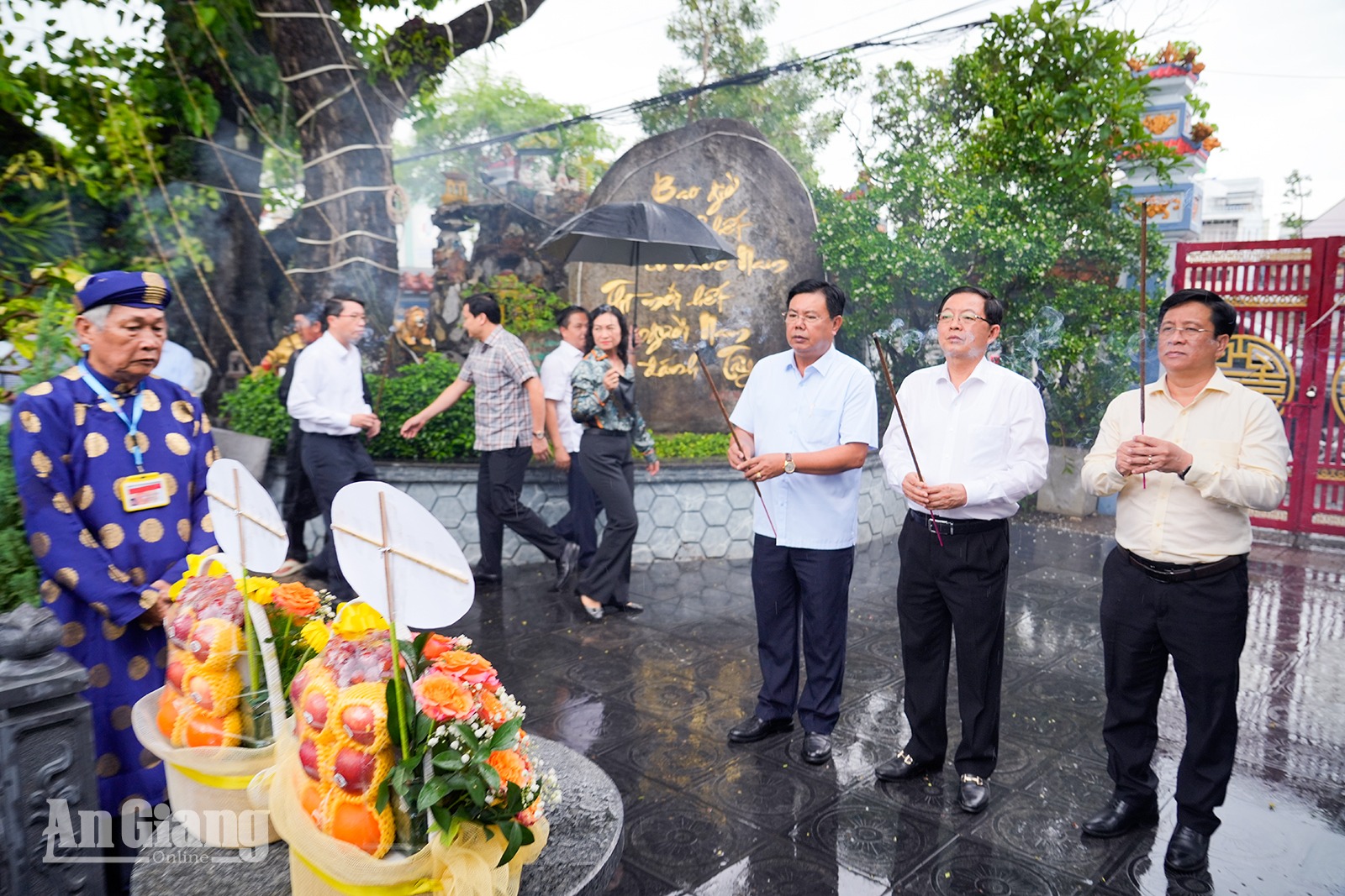 Phó Thủ tướng Hồ Quốc Dũng dâng hương tri ân Anh hùng dân tộc Nguyễn Trung Trực và các anh hùng liệt sĩ tại An Giang