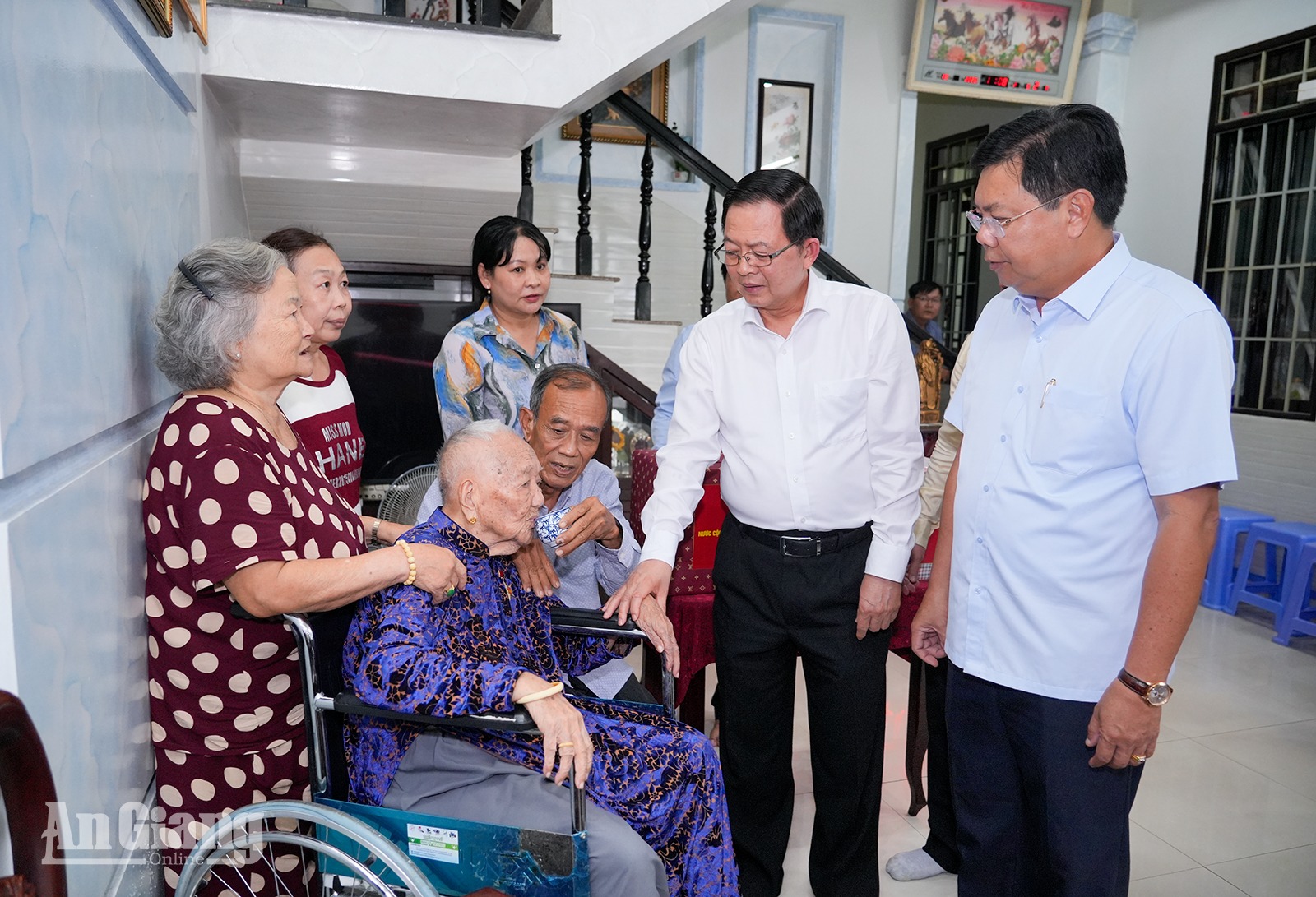 Phó Thủ tướng Hồ Quốc Dũng dâng hương tri ân Anh hùng dân tộc Nguyễn Trung Trực và các anh hùng liệt sĩ tại An Giang