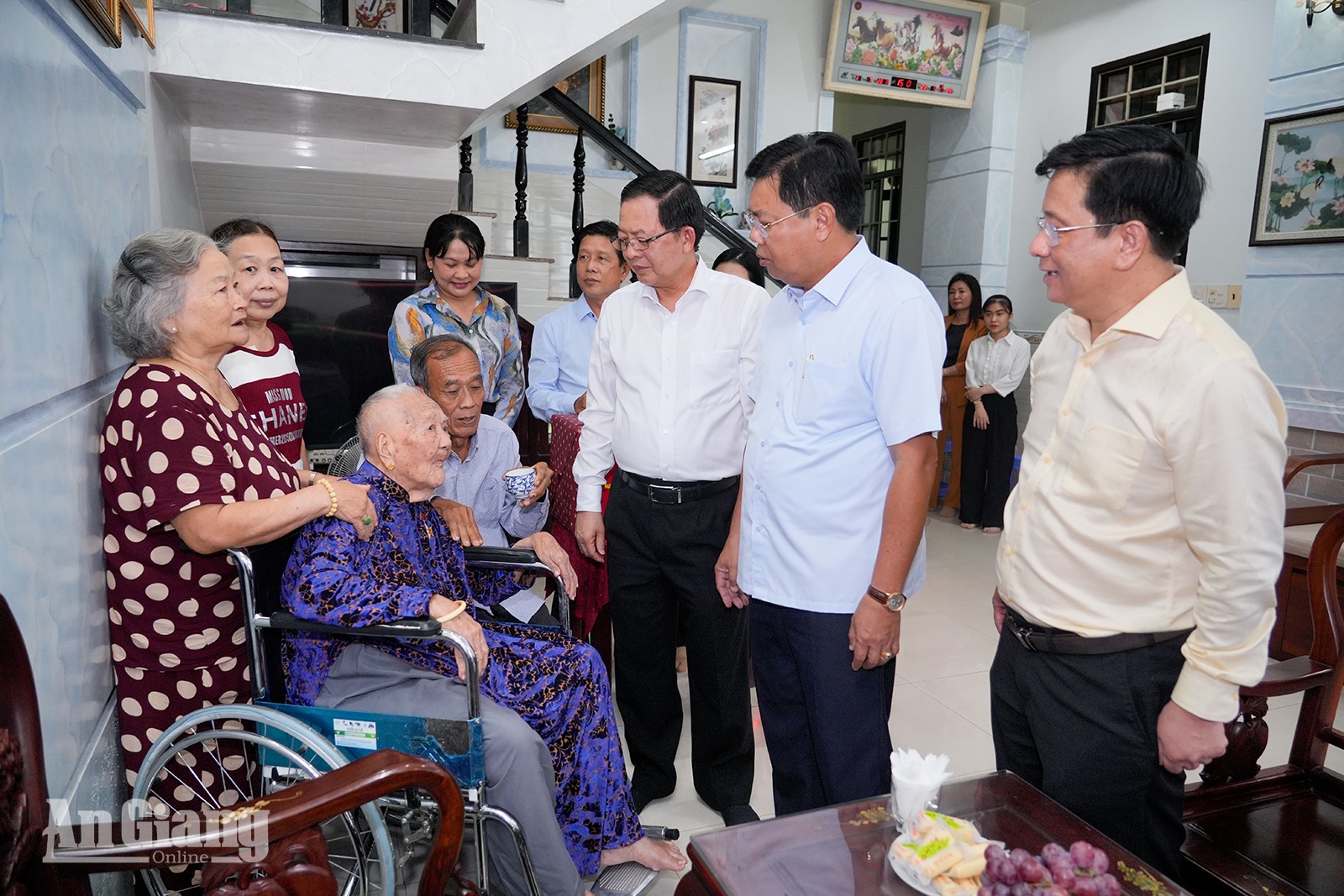 Phó Thủ tướng Hồ Quốc Dũng dâng hương tri ân Anh hùng dân tộc Nguyễn Trung Trực và các anh hùng liệt sĩ tại An Giang