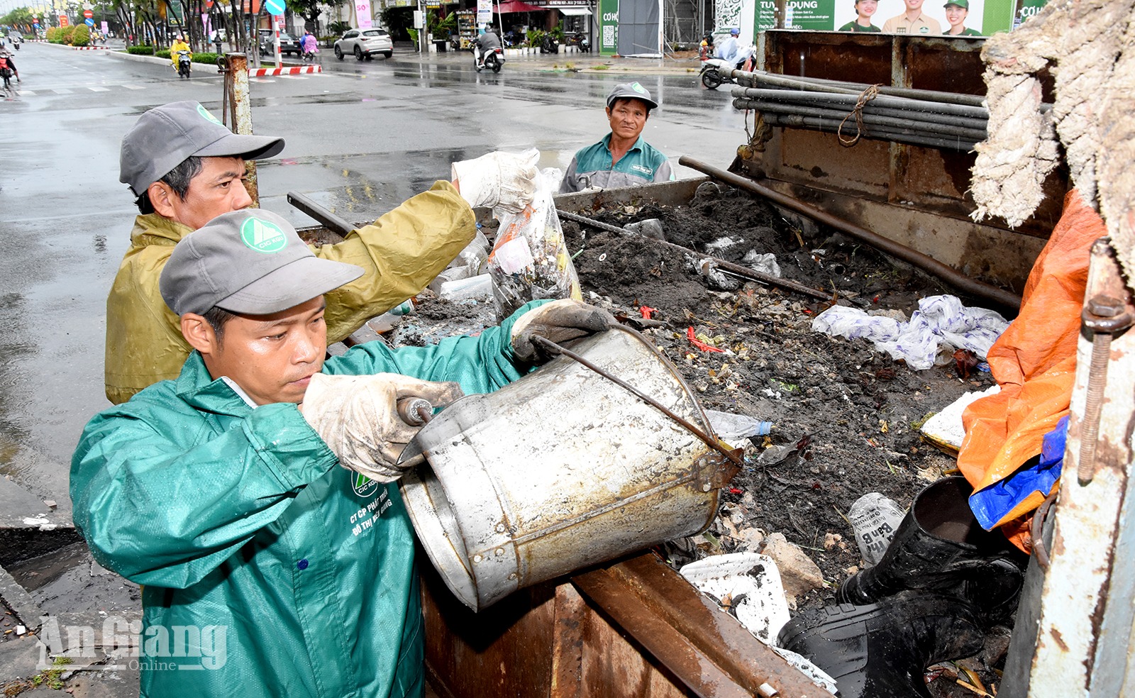 Người làm sạch phố ngày mưa