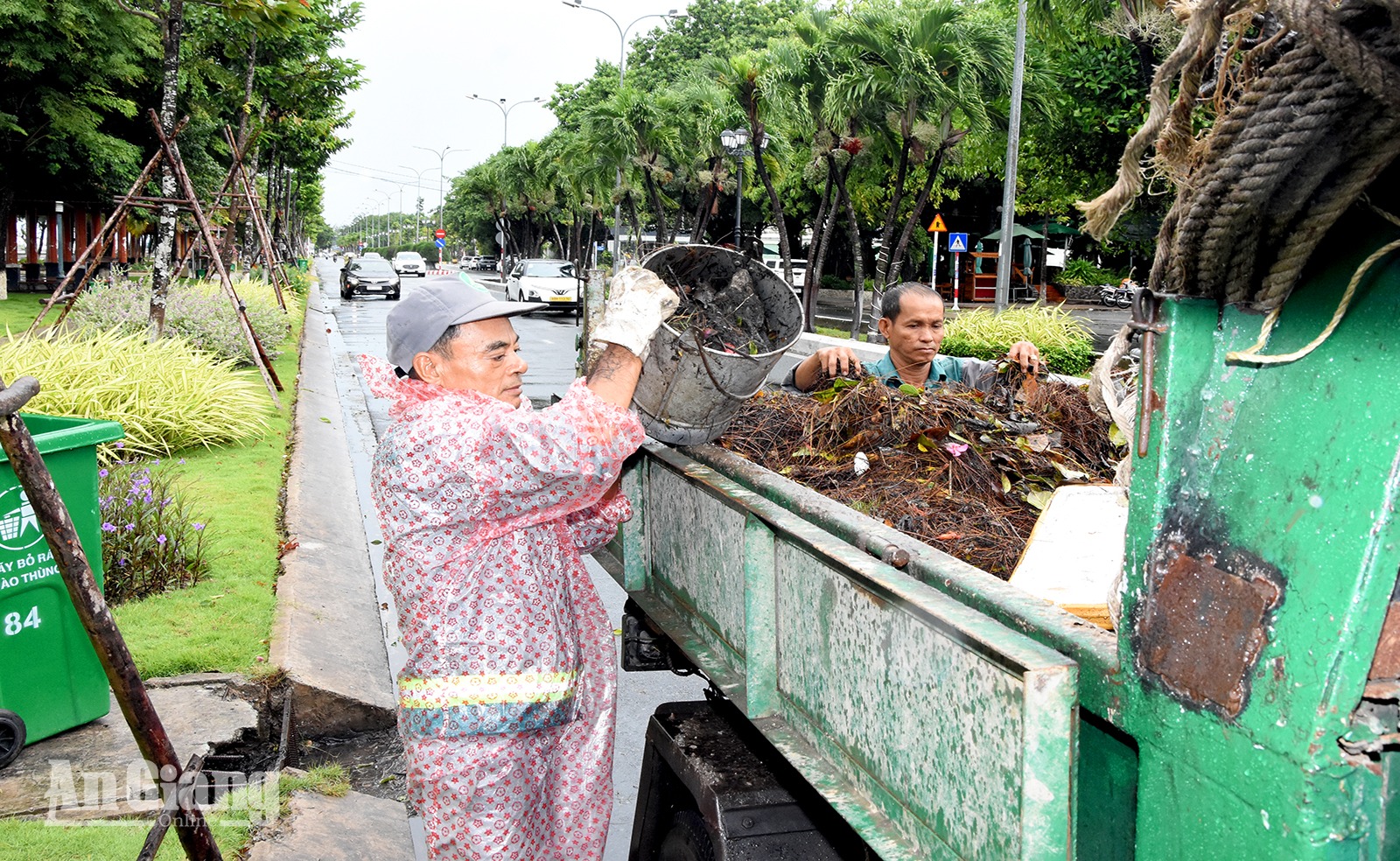 Người làm sạch phố ngày mưa