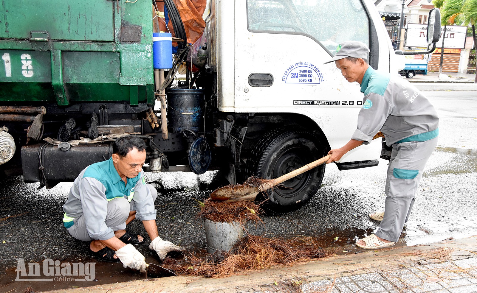Người làm sạch phố ngày mưa