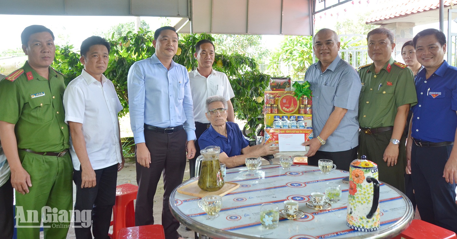 Thăm, tặng quà người có công tiêu biểu tại hai xã Bình Sơn và Bình Giang