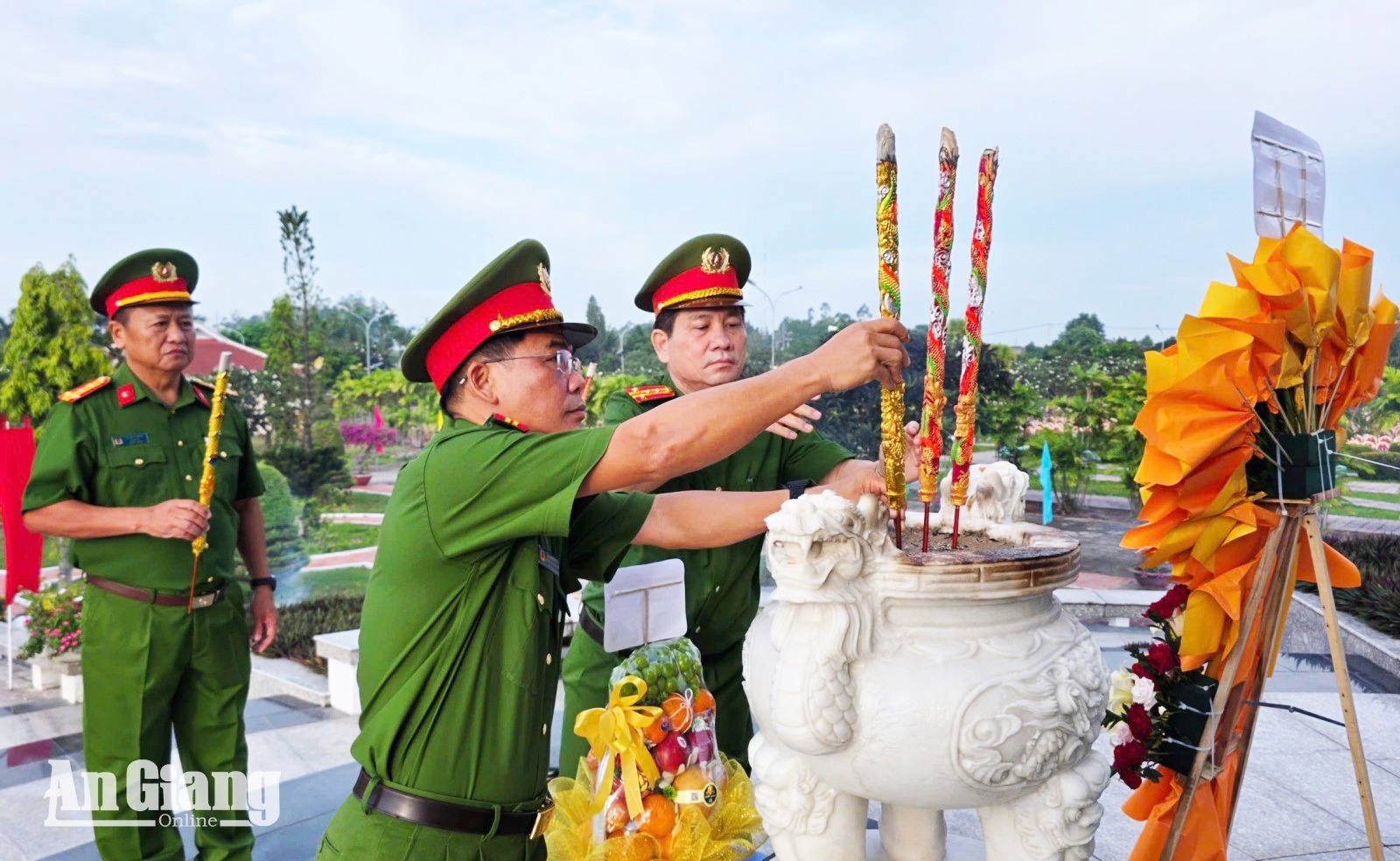 Đoàn viếng, thắp hương Nghĩa trang liệt sĩ