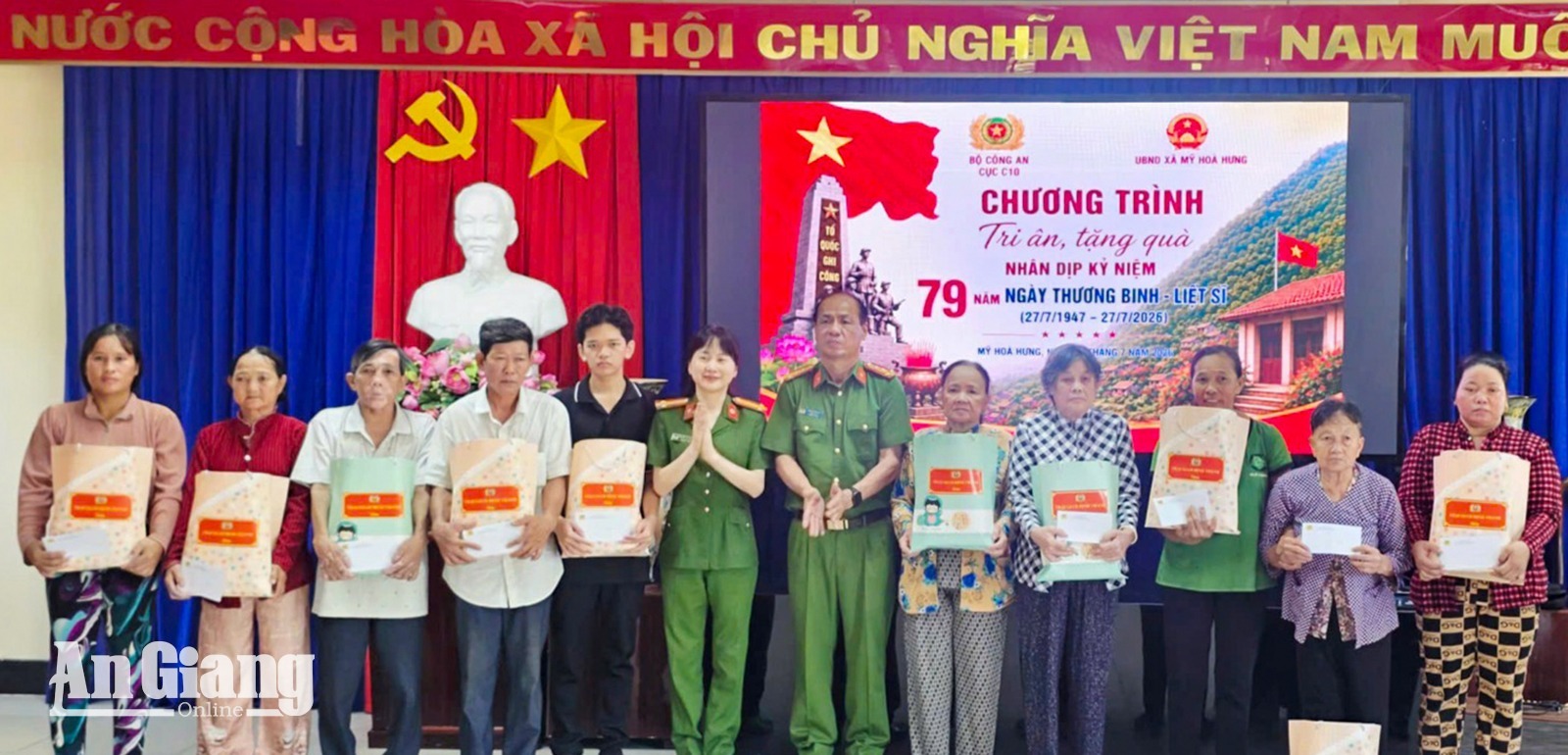 Tặng quà cho các gia đình chính sách, có công cách mạng ở xã Mỹ Hòa Hưng