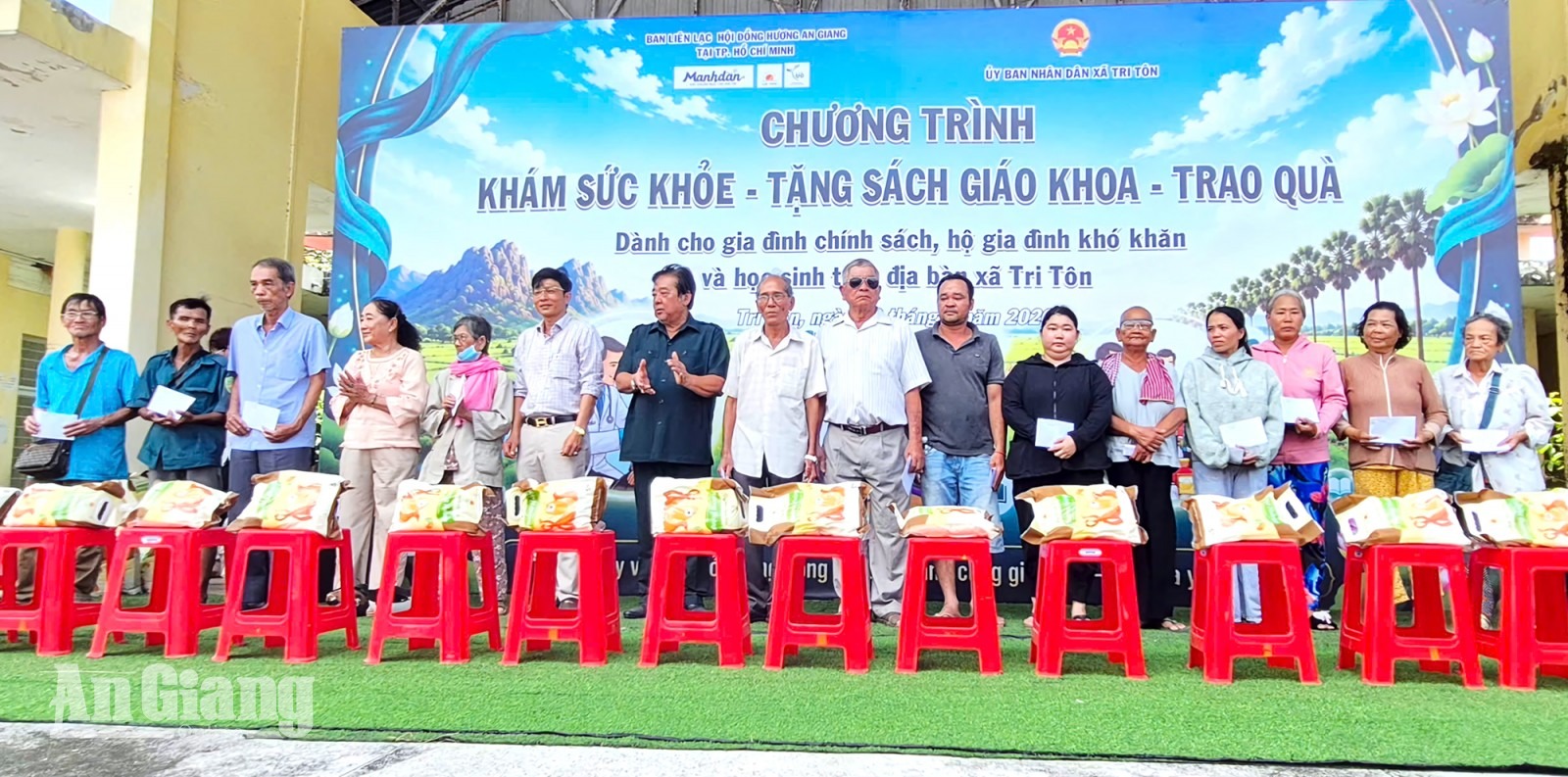 Hơn 550 người dân xã Tri Tôn được khám bệnh, cấp phát thuốc miễn