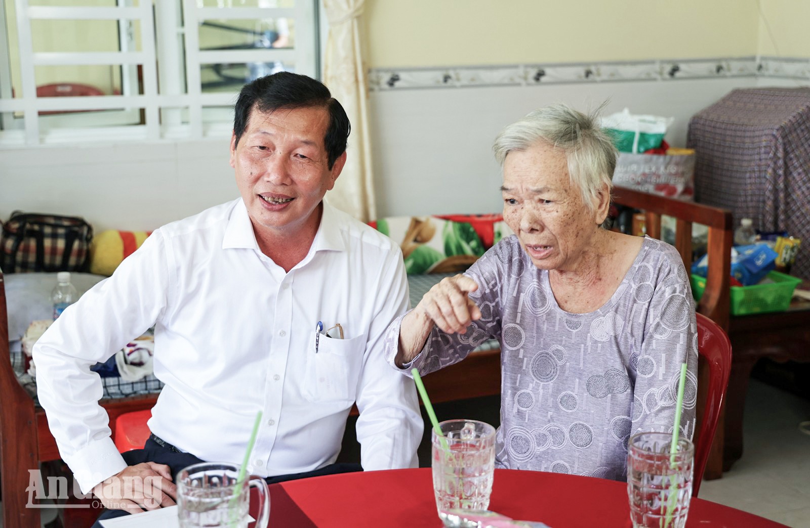 Lãnh đạo tỉnh An Giang thăm gia đình có công tại Thới Sơn, Chi Lăng