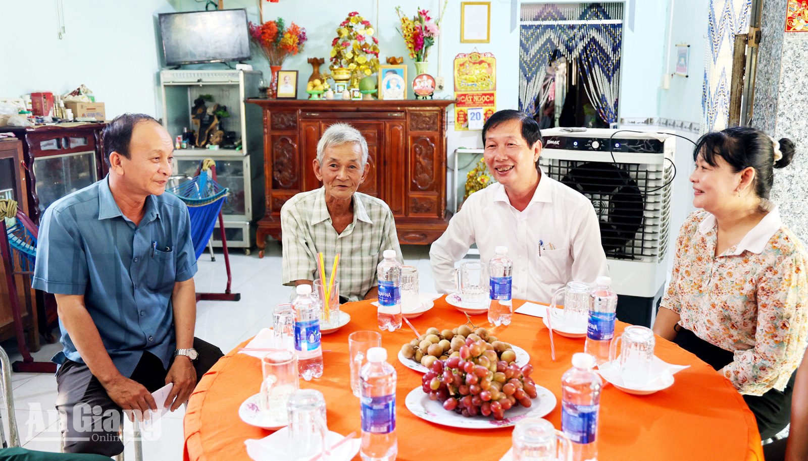 Lãnh đạo tỉnh An Giang thăm gia đình có công tại Thới Sơn, Chi Lăng