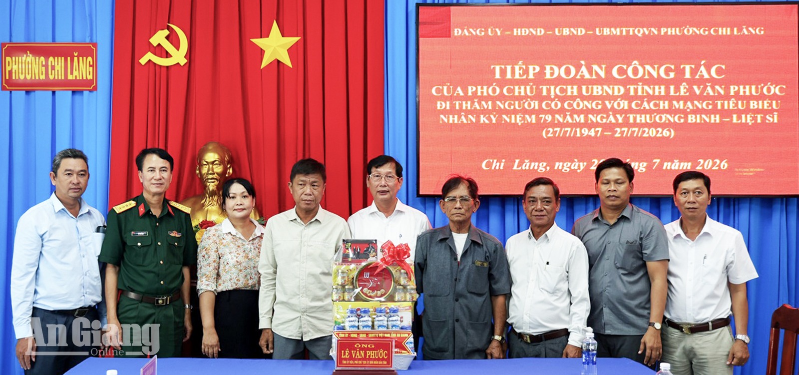 Lãnh đạo tỉnh An Giang thăm gia đình có công tại Thới Sơn, Chi Lăng