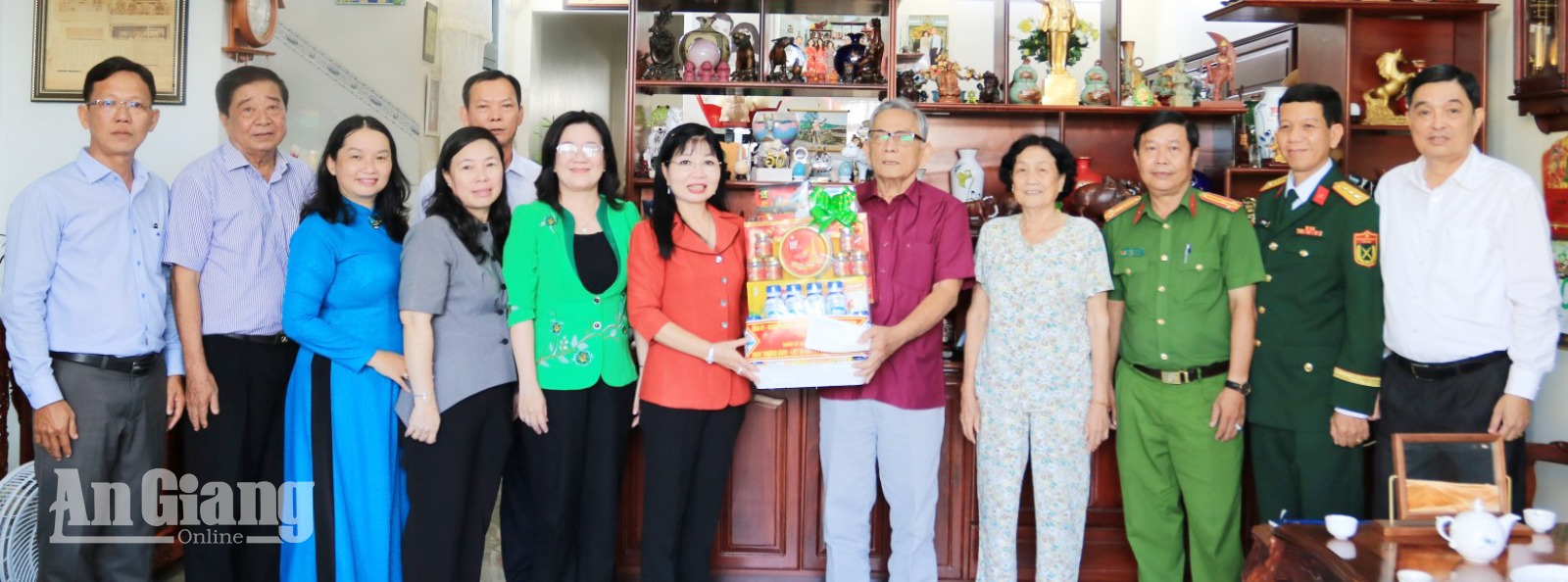 Phó Bí thư Tỉnh ủy, Chủ tịch Ủy ban MTTQ Việt Nam tỉnh An Giang Trần Thị Thanh Hương thăm, tặng quà ông Nguyễn Minh Khuyên