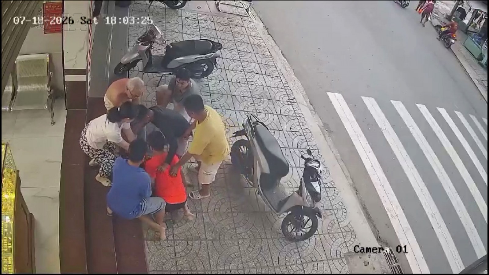 Bắt quả tang đối tượng dùng búa cướp tiệm vàng