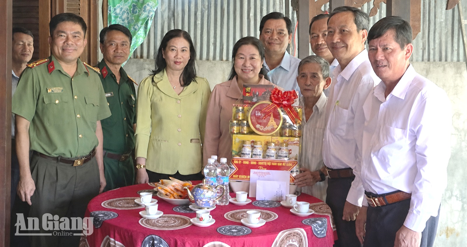 Phó Chủ tịch Thường trực HĐND tỉnh An Giang thăm, tặng quà người có công tiêu biểu