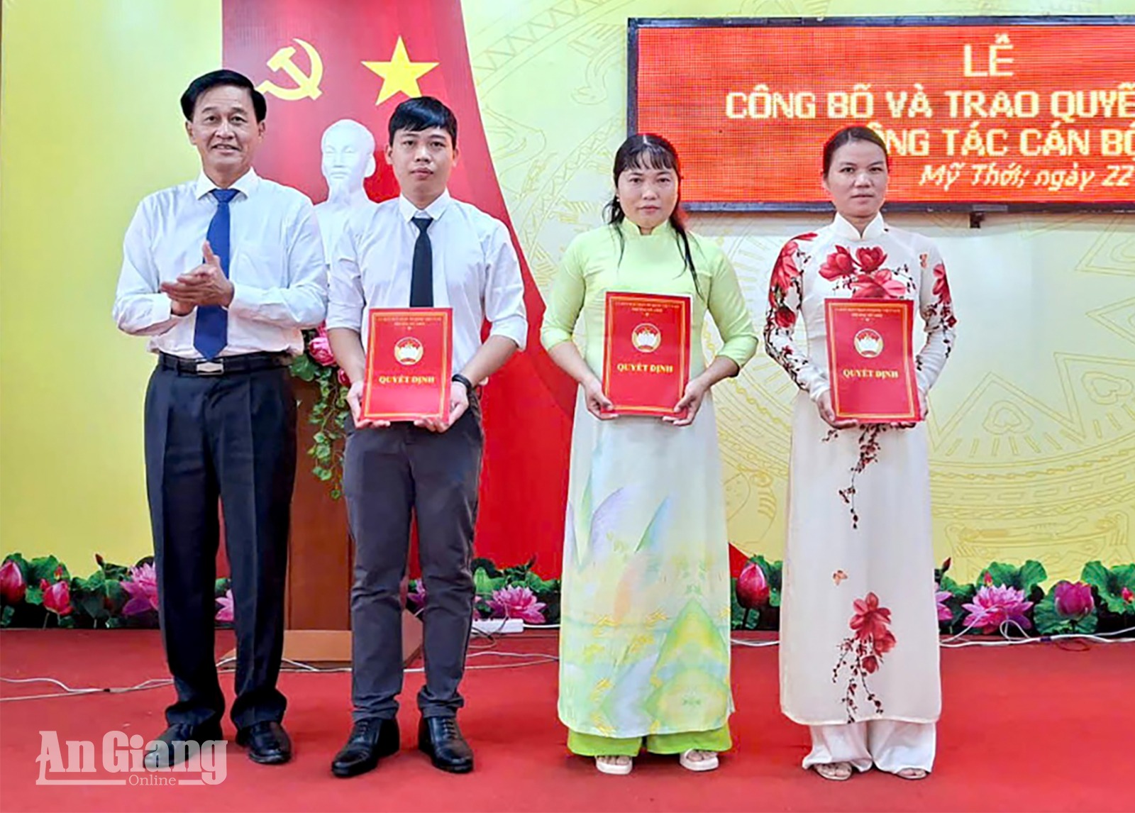 Đồng chí Trần Minh Nhựt Bí thư Đảng ủy, Chủ tịch HĐND phường Mỹ Thới trao Quyết định