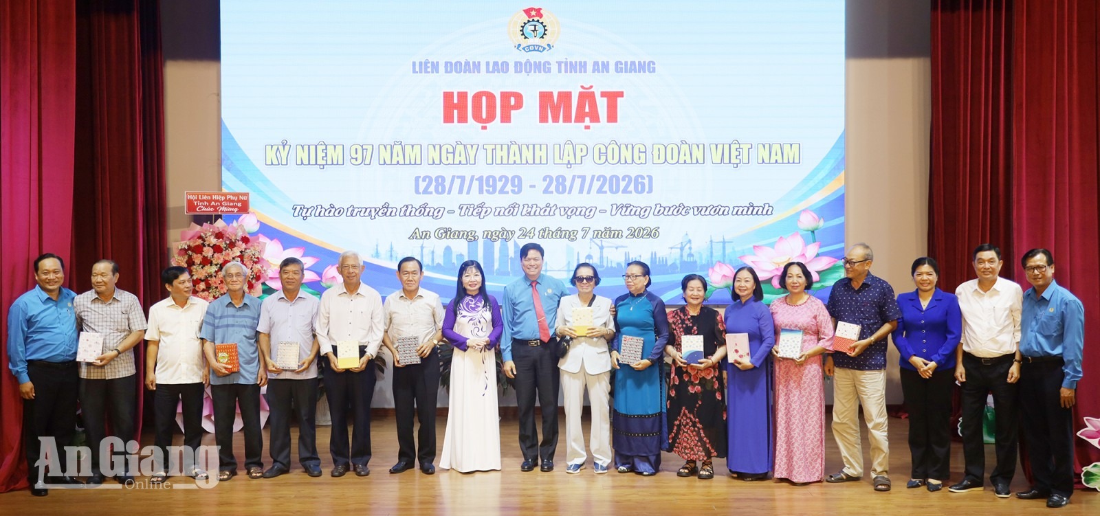 An Giang họp mặt kỷ niệm 97 năm Ngày thành lập Công đoàn Việt Nam