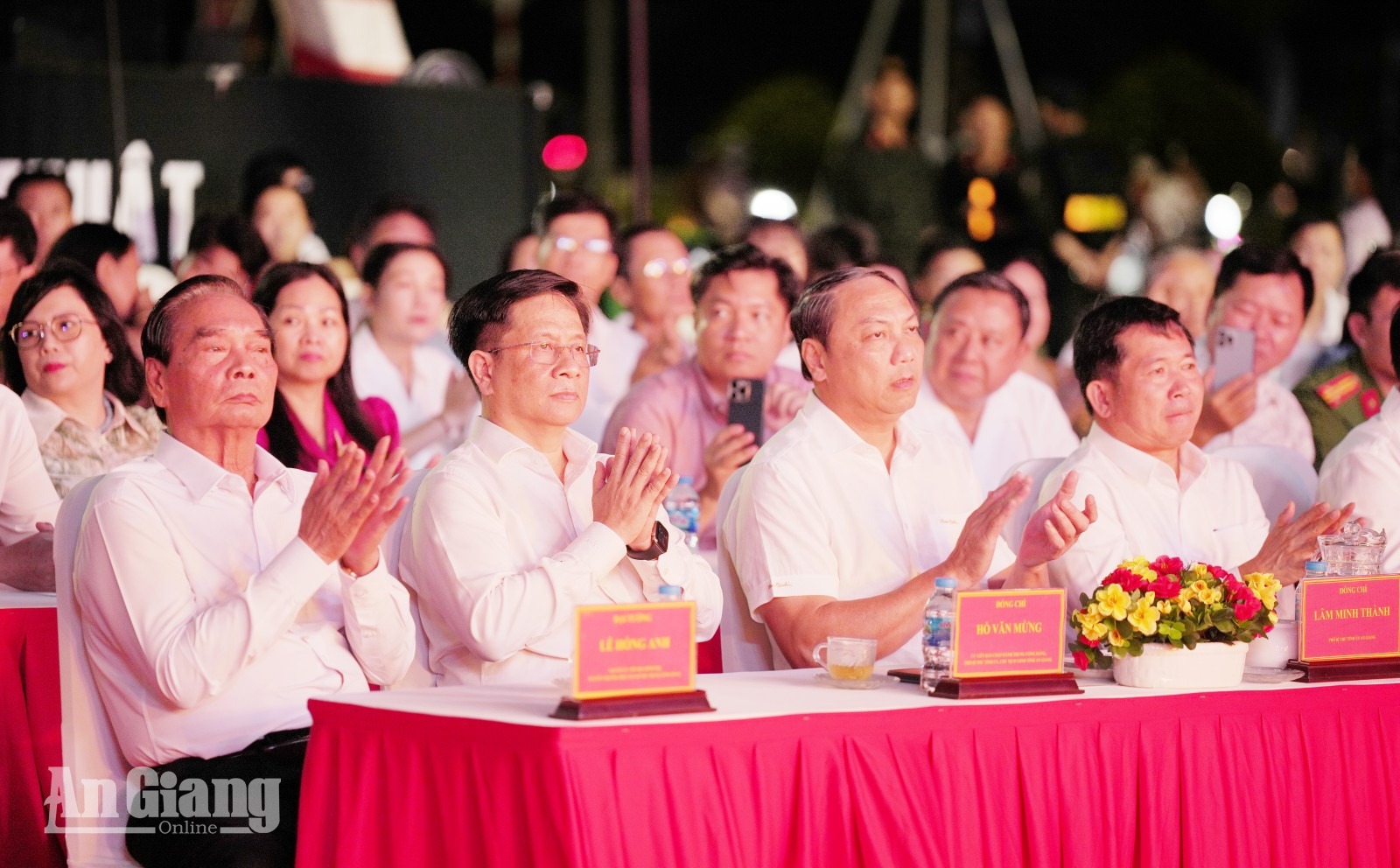 “Tiếng hò sông Hậu” lay động khán giả trong đêm tri ân Anh hùng liệt sĩ