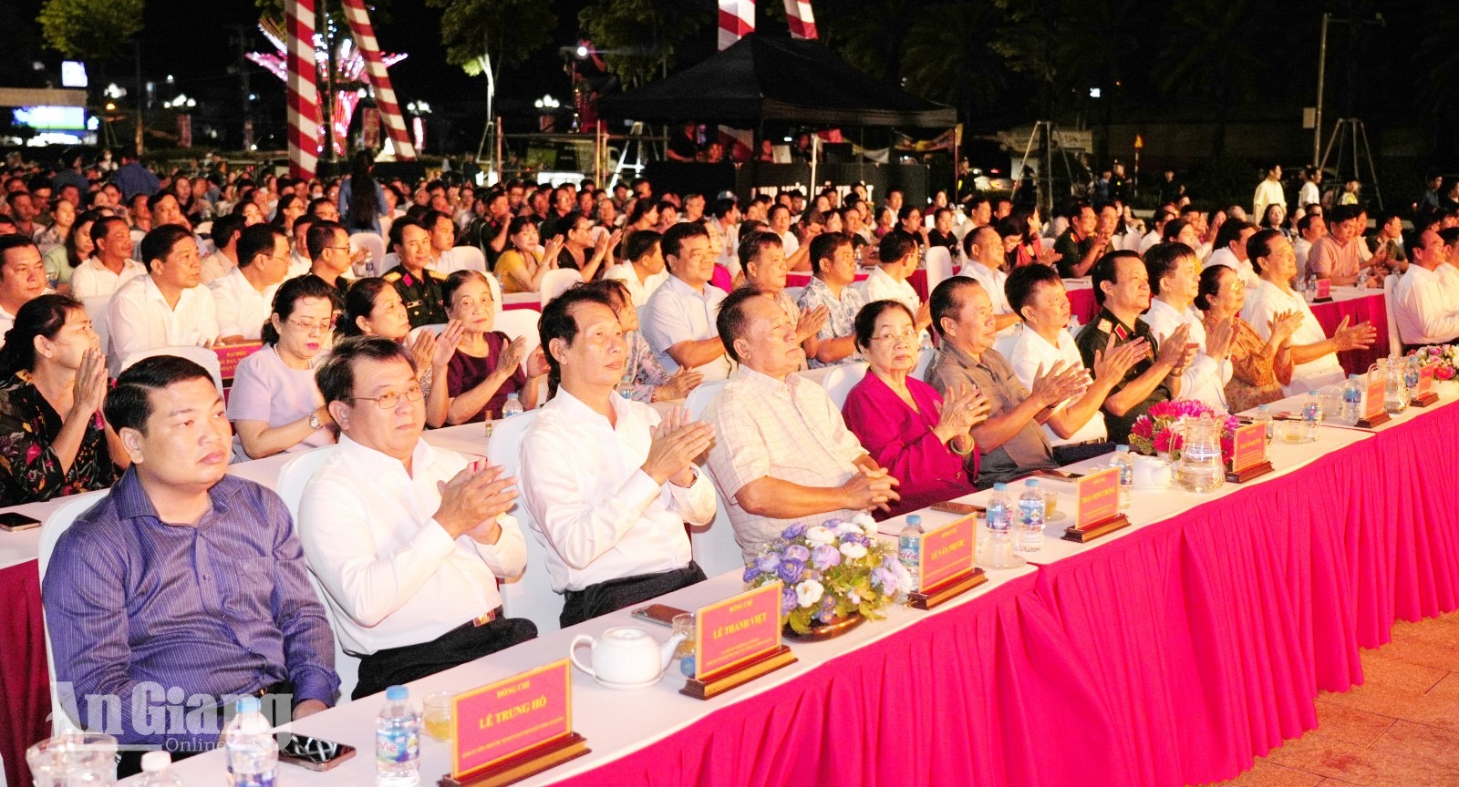 “Tiếng hò sông Hậu” lay động khán giả trong đêm tri ân Anh hùng liệt sĩ