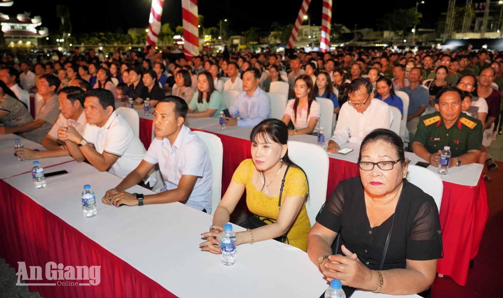 “Tiếng hò sông Hậu” lay động khán giả trong đêm tri ân Anh hùng liệt sĩ