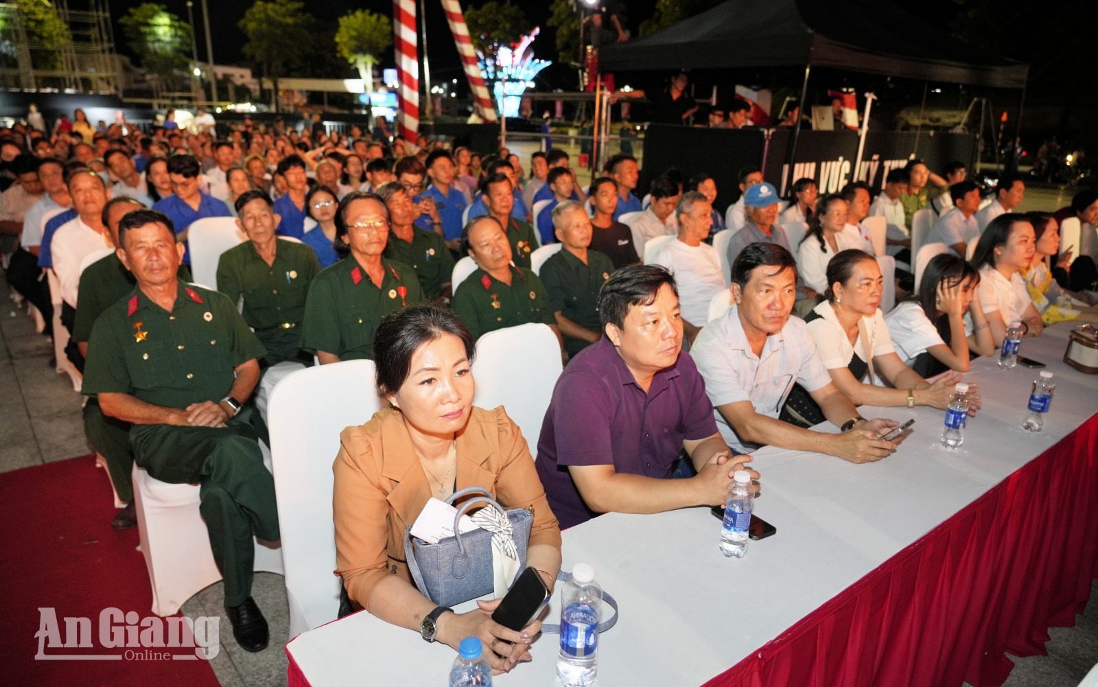“Tiếng hò sông Hậu” lay động khán giả trong đêm tri ân Anh hùng liệt sĩ