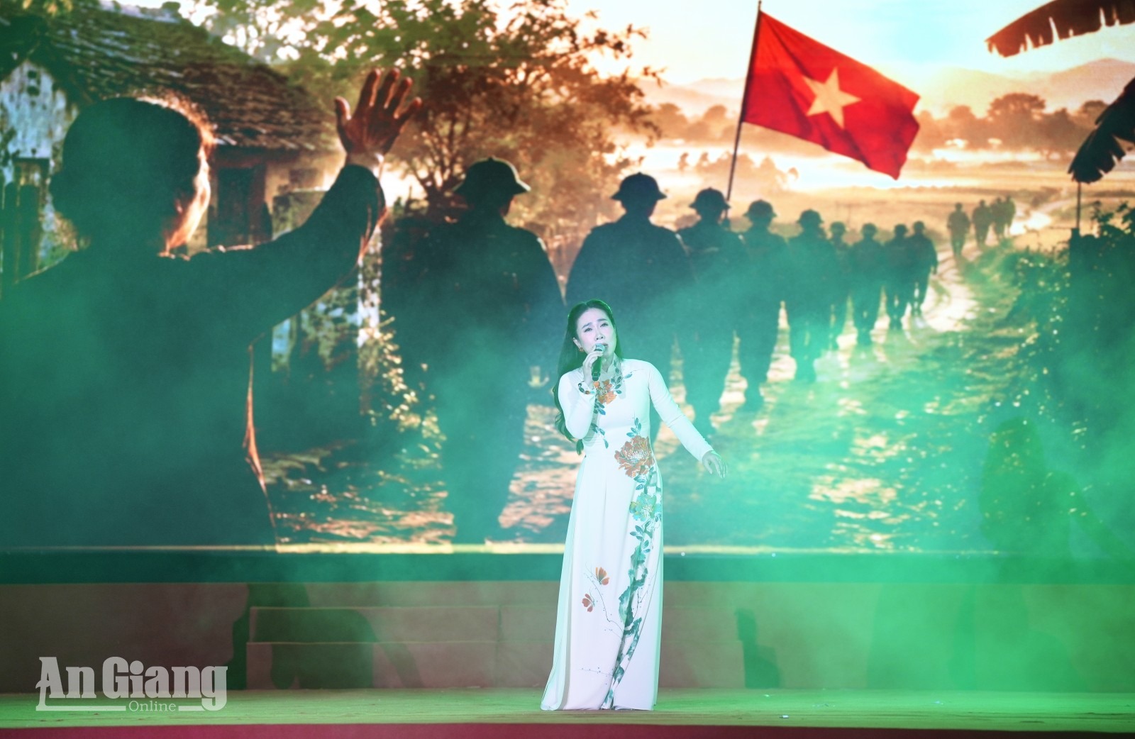 “Tiếng hò sông Hậu” lay động khán giả trong đêm tri ân Anh hùng liệt sĩ