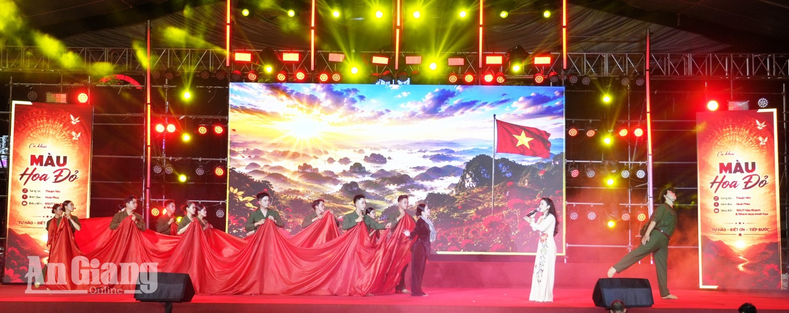 “Tiếng hò sông Hậu” lay động khán giả trong đêm tri ân Anh hùng liệt sĩ