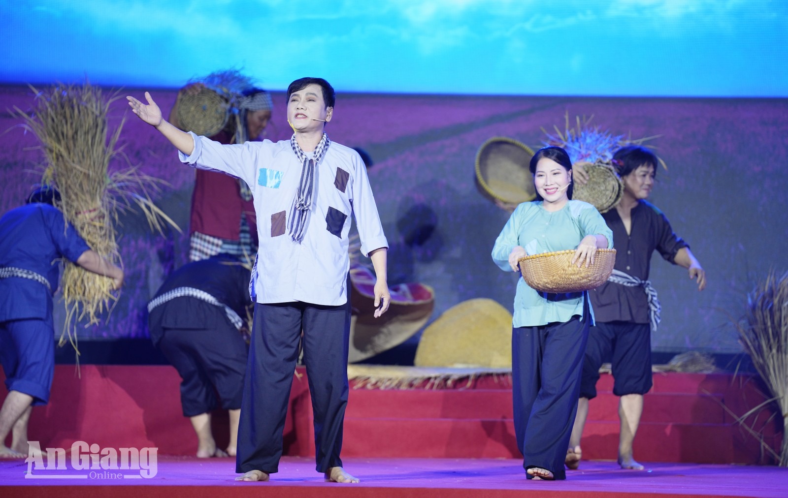 “Tiếng hò sông Hậu” lay động khán giả trong đêm tri ân Anh hùng liệt sĩ