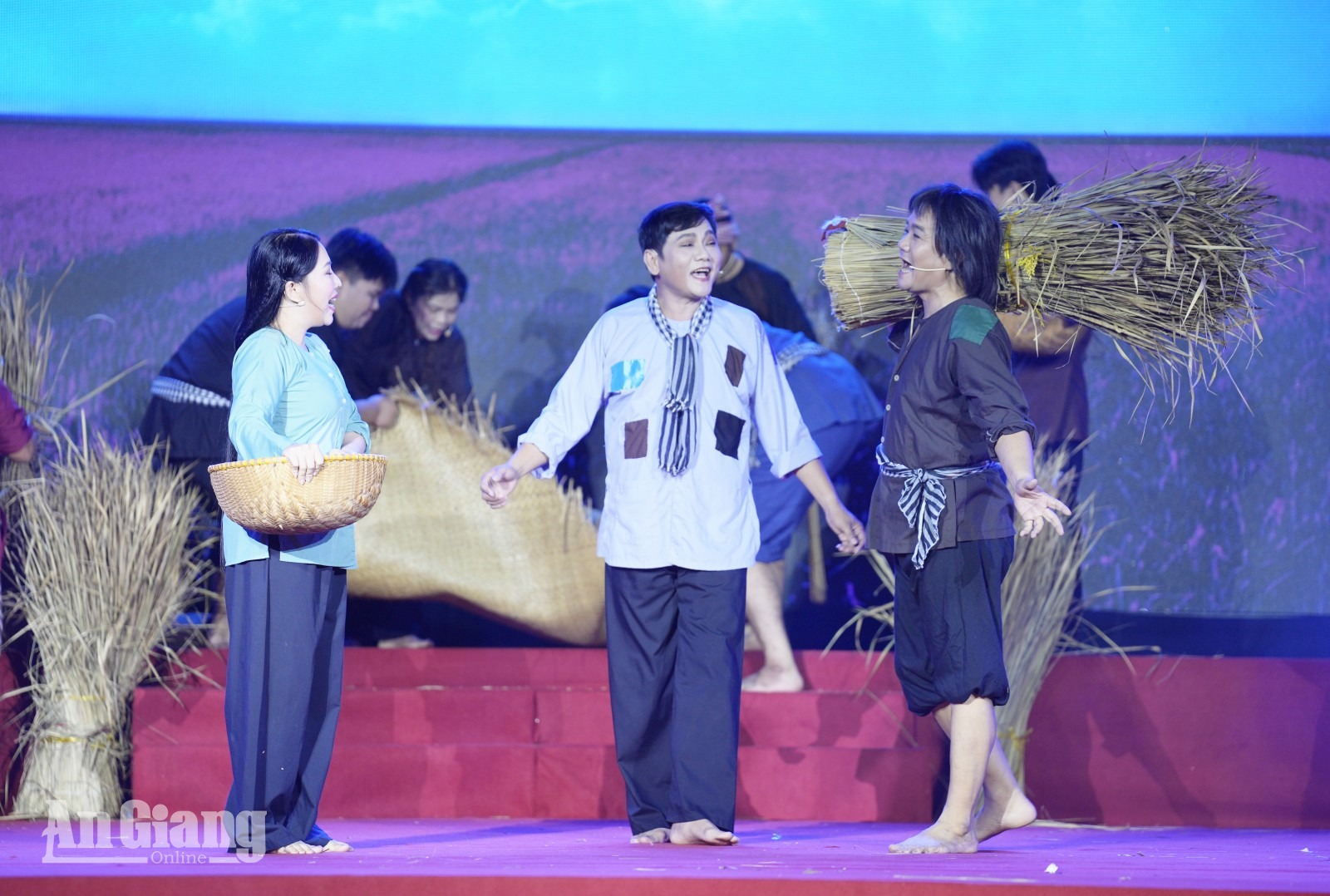 “Tiếng hò sông Hậu” lay động khán giả trong đêm tri ân Anh hùng liệt sĩ