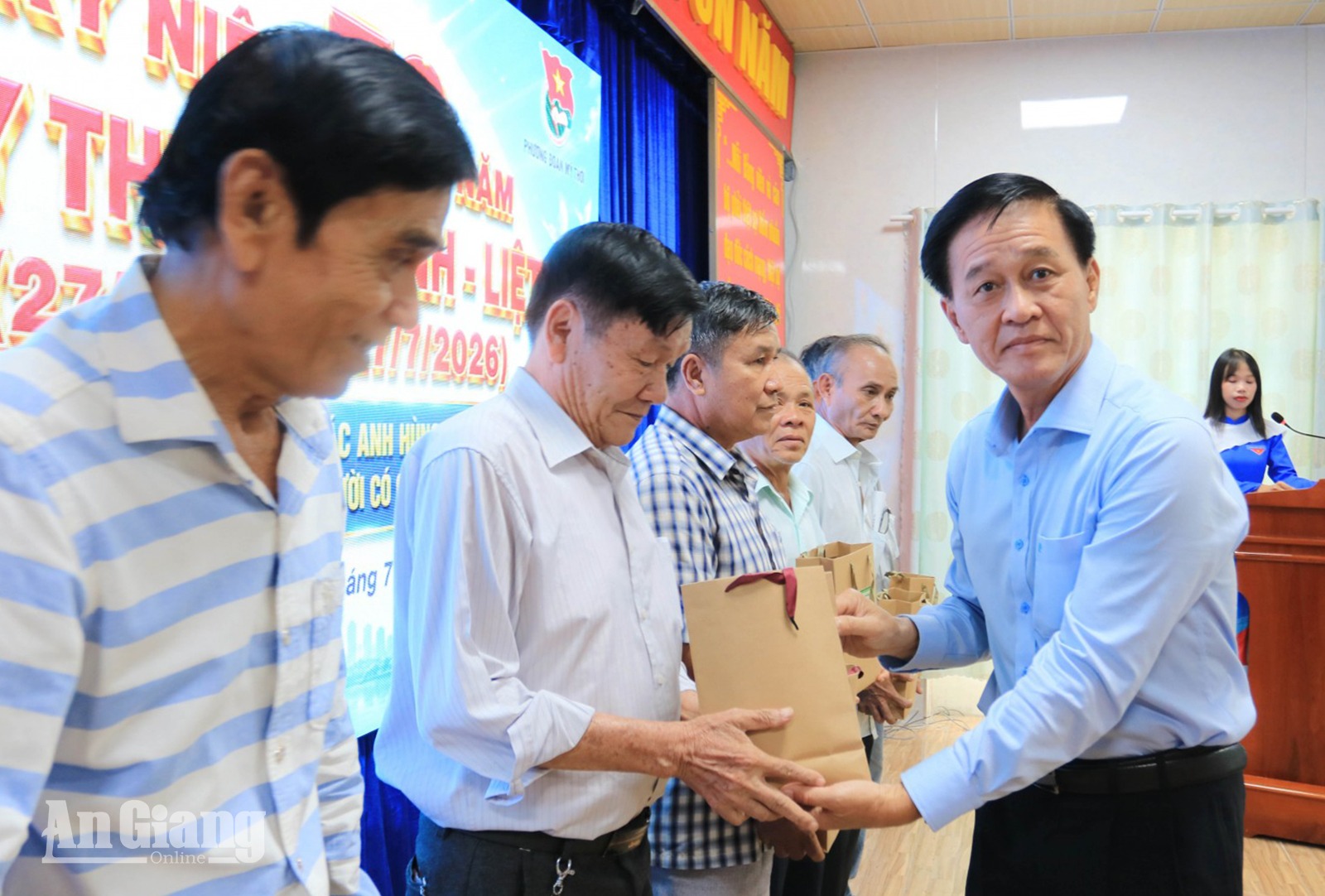 Đồng chí Trần Minh Nhựt Tỉnh ủy viên, Bí thư Đảng ủy, Chủ tịch HĐND phường Mỹ Thới trao quà tri ân cho các đại biểu