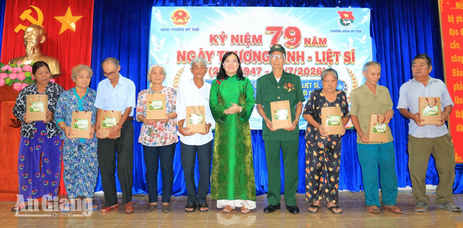 Đồng chí Vương Mai Trinh Phó Bí thư Đảng ủy, Chủ tịch UBND phường Mỹ Thới trao quà tri ân cho các đại biểu