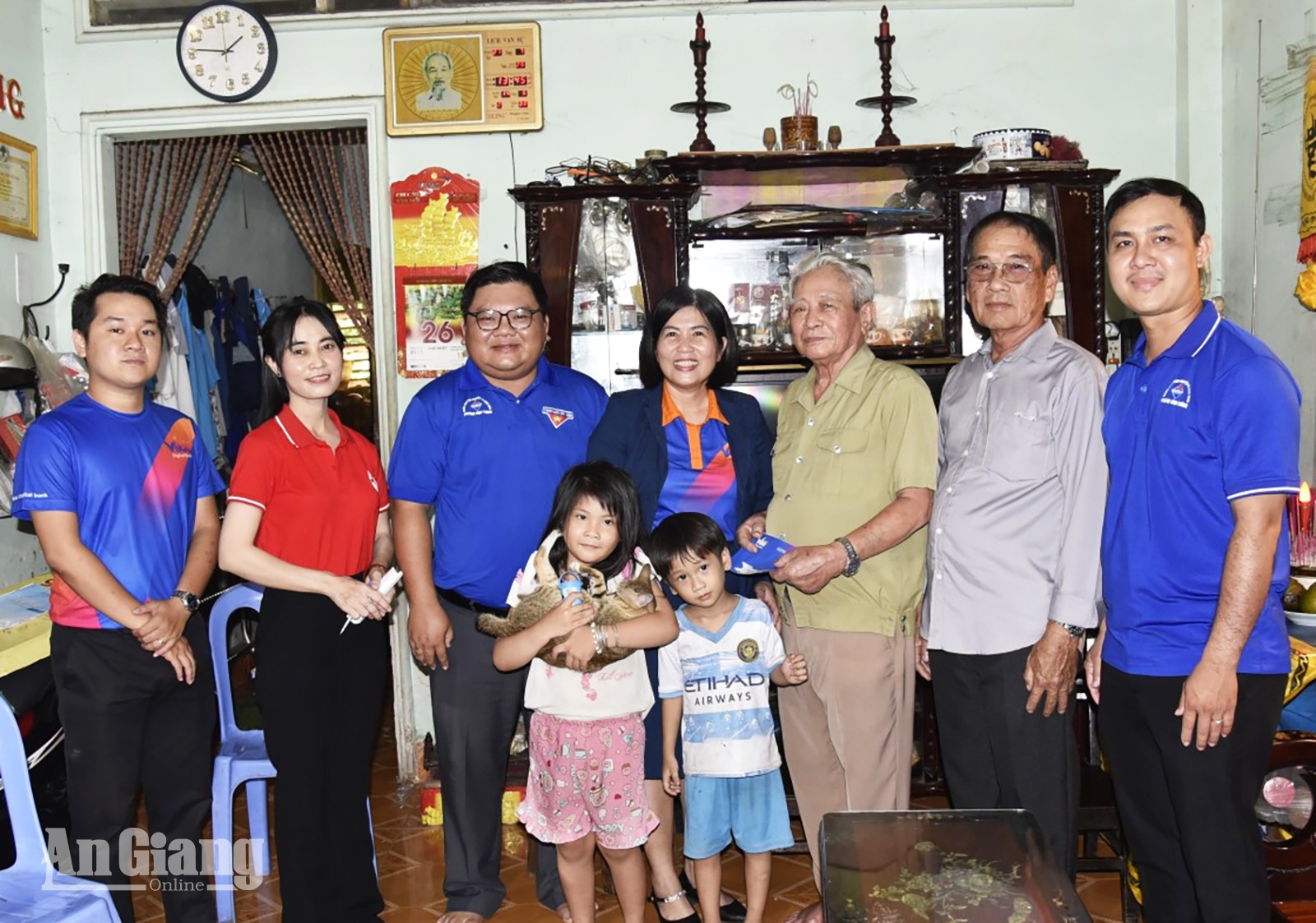 Trao 70 suất quà tri ân gia đình chính sách